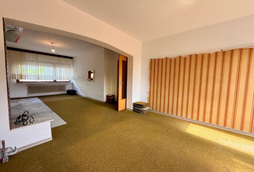 großes helles Wohn- Esszimmer mit Ausgang zum Balkon