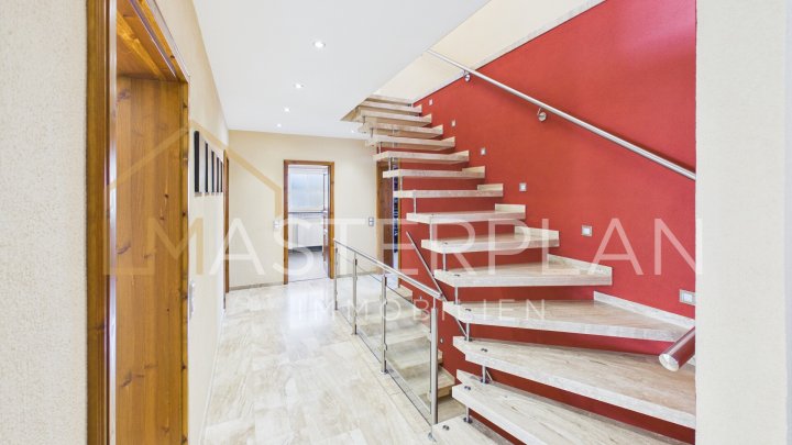 Einfamilienhaus mit Einliegerwohnung, Pool und herrlichem Garten