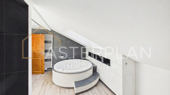 Einfamilienhaus mit Einliegerwohnung, Pool und herrlichem Garten