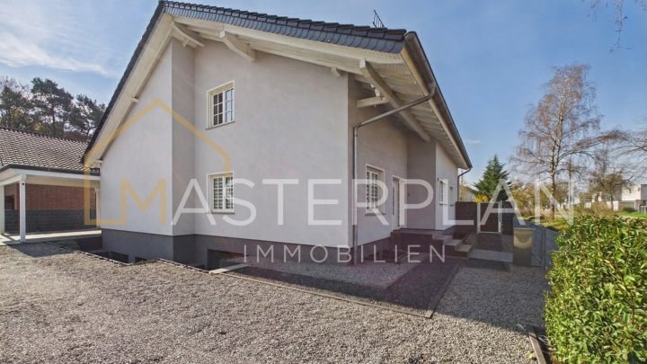 Einfamilienhaus mit Einliegerwohnung, Pool und herrlichem Garten