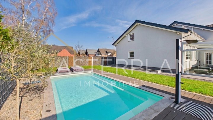 Einfamilienhaus mit Einliegerwohnung, Pool und herrlichem Garten