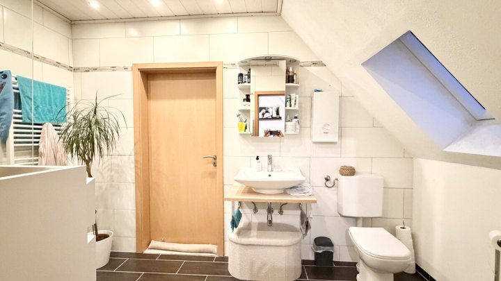 Freistehendes Einfamilienhaus mit Garten & Stellplätzen in Quierschied