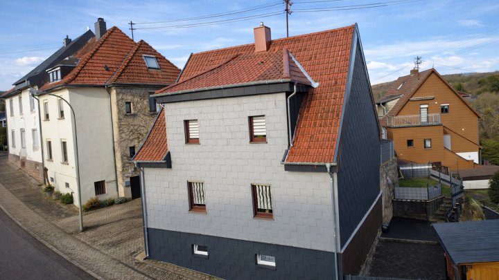 Freistehendes Einfamilienhaus mit Garten & Stellplätzen in Quierschied