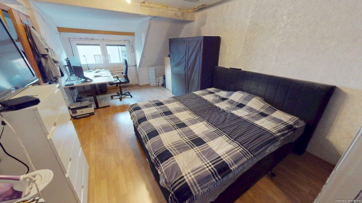 Kleines teilsaniertes Einfamilienhaus in Wohnungsgröße mit kleinem Garten für Handwerker