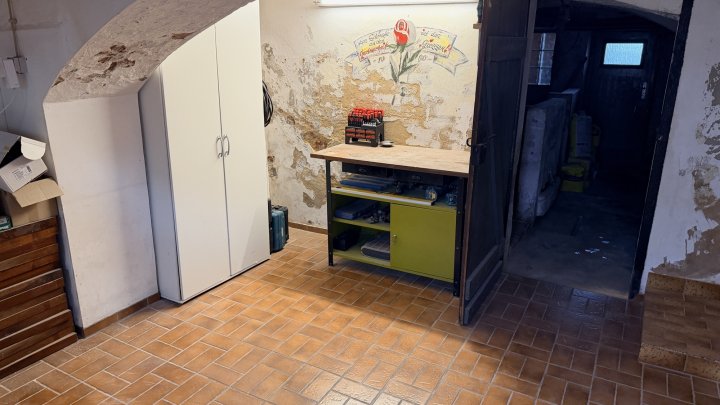 Kleines teilsaniertes Einfamilienhaus in Wohnungsgröße mit kleinem Garten für Handwerker