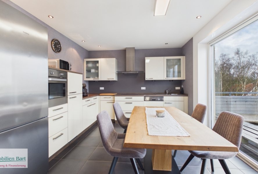 Küche mit Zugang zum Balkon