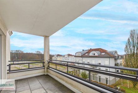 Balkon mit Aussicht zum Cloef-Atrium