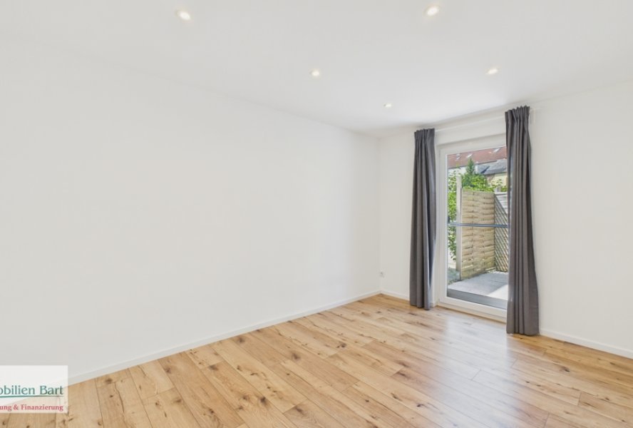 Schlafzimmer mit Zugang zur Terrasse  