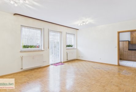 Wohnzimmer mit Zugang zur Küche u. Terrasse 