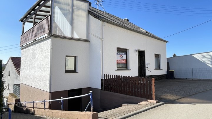 Einfamilienhaus mit Garten, Stellplatz und Wiesenfläche