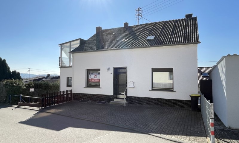 Einfamilienhaus mit Garten, Stellplatz und Wiesenfläche