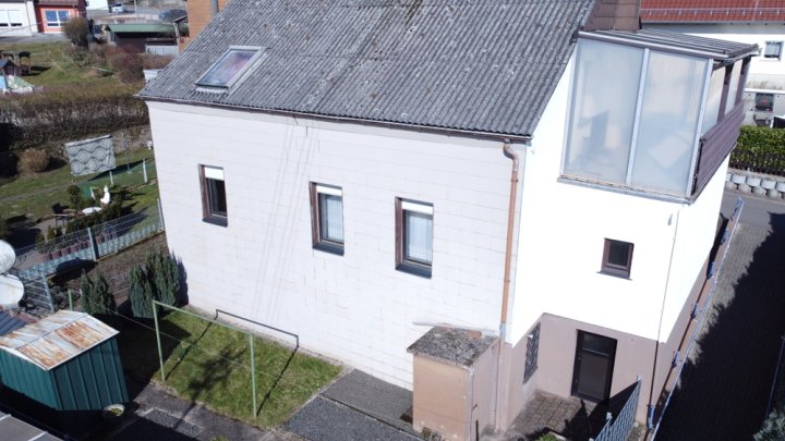 Einfamilienhaus mit Garten, Stellplatz und Wiesenfläche