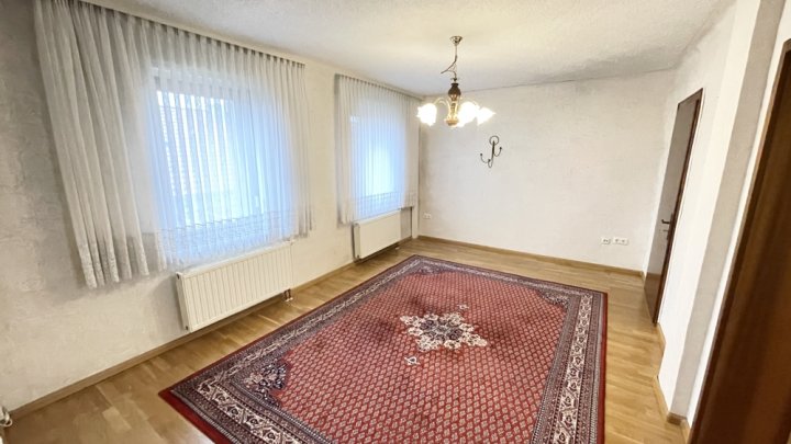 Einfamilienhaus mit Garten, Stellplatz und Wiesenfläche