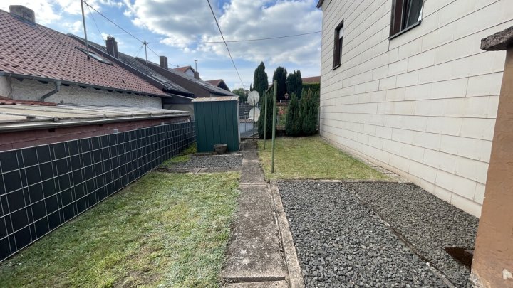 Einfamilienhaus mit Garten, Stellplatz und Wiesenfläche