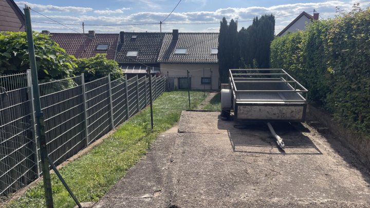 Einfamilienhaus mit Garten, Stellplatz und Wiesenfläche