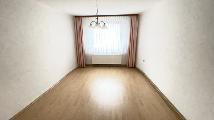 Einfamilienhaus mit Garten, Stellplatz und Wiesenfläche