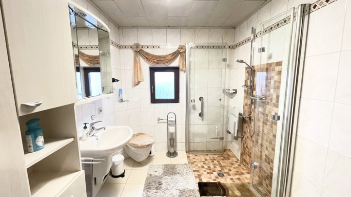 Einfamilienhaus mit Garten, Stellplatz und Wiesenfläche