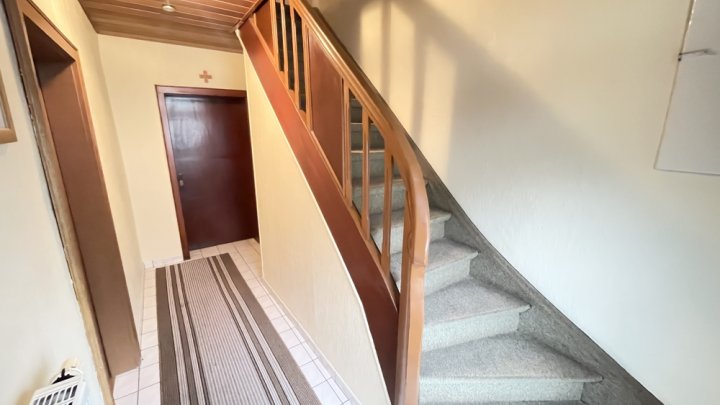 Einfamilienhaus mit Garten, Stellplatz und Wiesenfläche