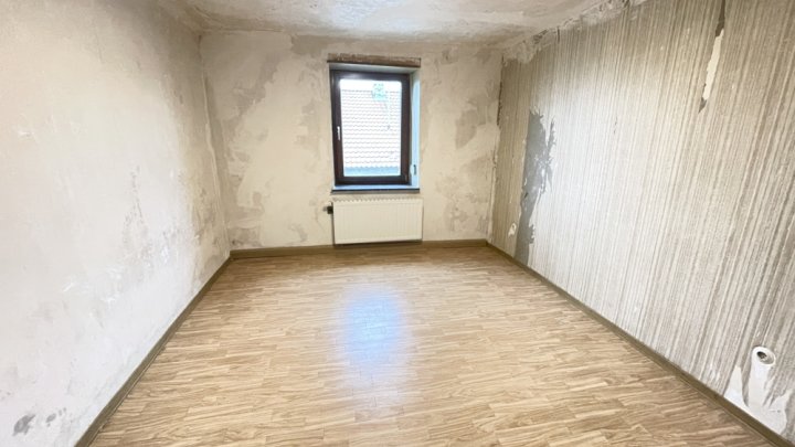 Einfamilienhaus mit Garten, Stellplatz und Wiesenfläche