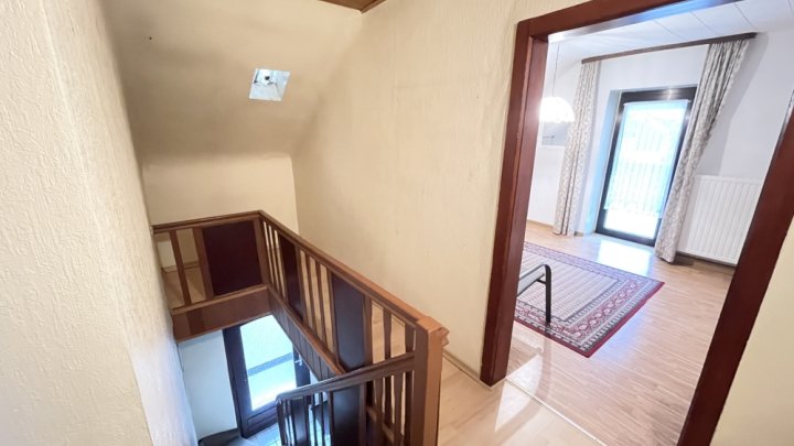 Einfamilienhaus mit Garten, Stellplatz und Wiesenfläche