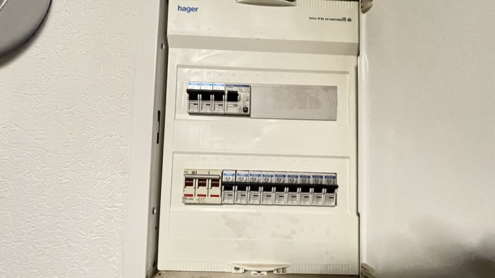 Einfamilienhaus mit Garten, Stellplatz und Wiesenfläche