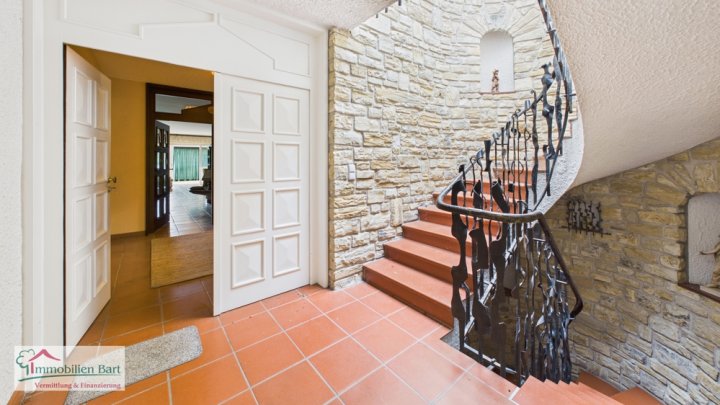 WOHNHAUS MIT 458 M² WOHNFLÄCHE IN LOSHEIM-HAUSBACH