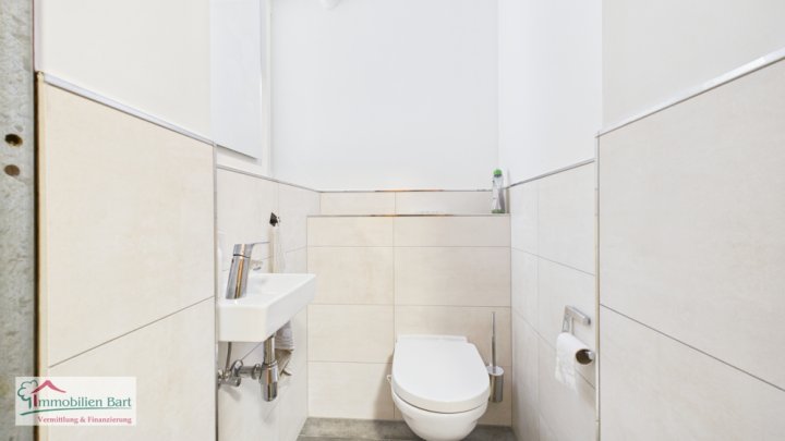 TÜNSDORF: ANWESEN / EHEMALIGE GASTSTÄTTE / 4 WOHNUNGEN / WERKSTATT, 180 M² GROß