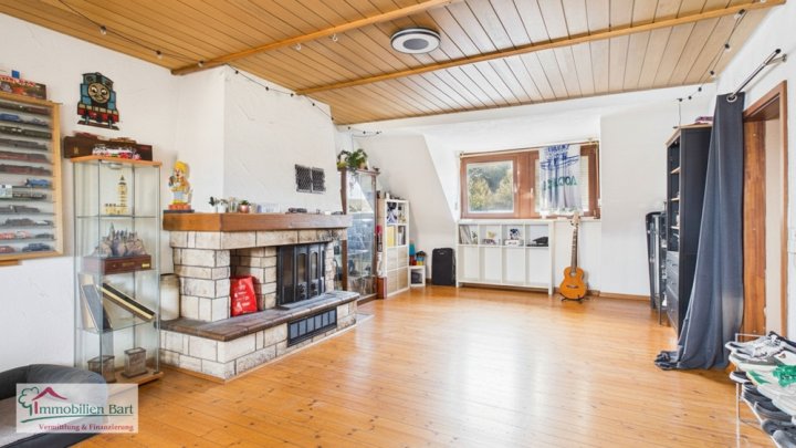 TÜNSDORF: ANWESEN / EHEMALIGE GASTSTÄTTE / 4 WOHNUNGEN / WERKSTATT, 180 M² GROß