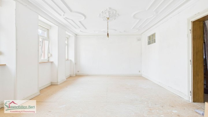 TÜNSDORF: ANWESEN / EHEMALIGE GASTSTÄTTE / 4 WOHNUNGEN / WERKSTATT, 180 M² GROß