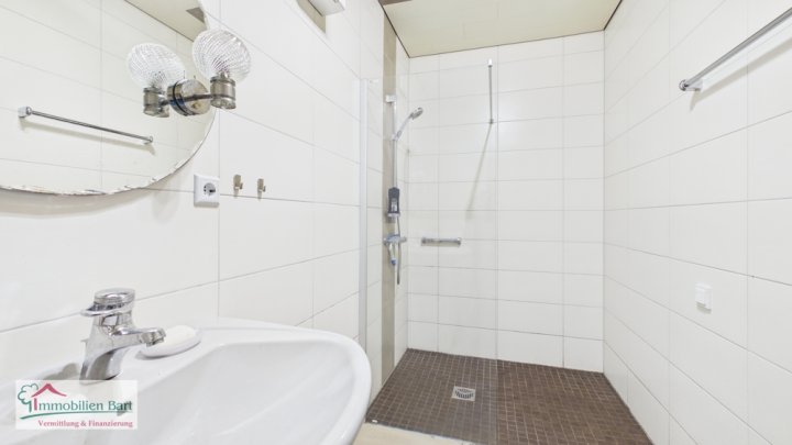 TÜNSDORF: ANWESEN / EHEMALIGE GASTSTÄTTE / 4 WOHNUNGEN / WERKSTATT, 180 M² GROß