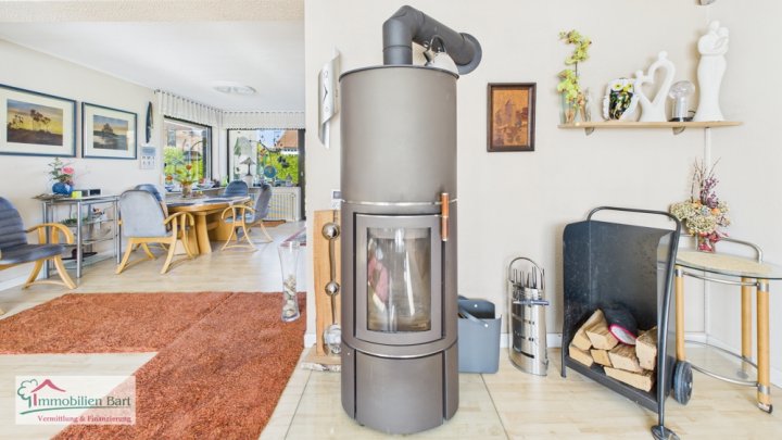 GRENZNÄHE: VIELSEITIGE VERWENDUNG! WOHNHAUS MIT ELW & 4 GARAGEN