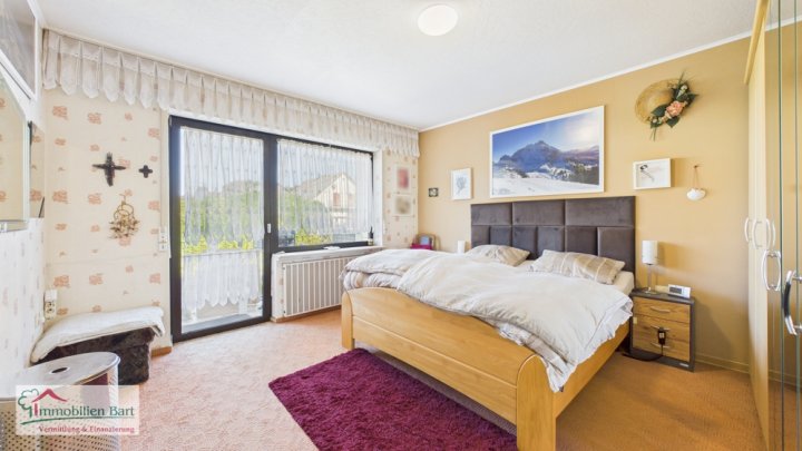 GRENZNÄHE: VIELSEITIGE VERWENDUNG! WOHNHAUS MIT ELW & 4 GARAGEN