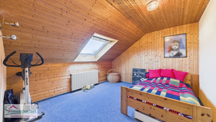 GRENZNÄHE: VIELSEITIGE VERWENDUNG! WOHNHAUS MIT ELW & 4 GARAGEN