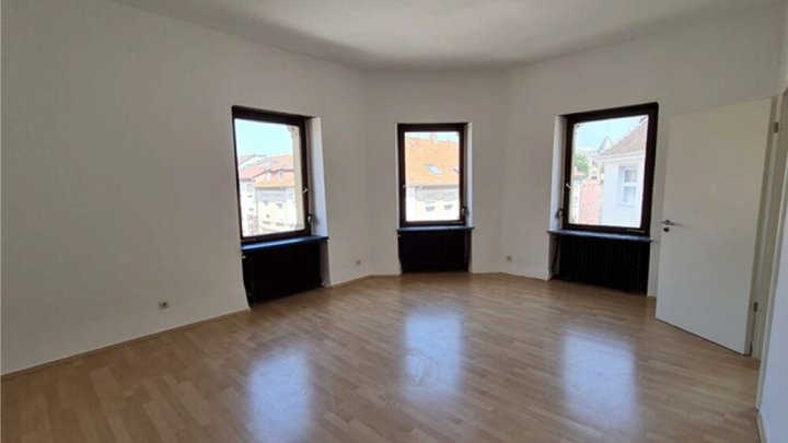 Vermietetes Wohn- und Geschäftshaus mit 10 Einheiten, Top-Rendite in guter Lage