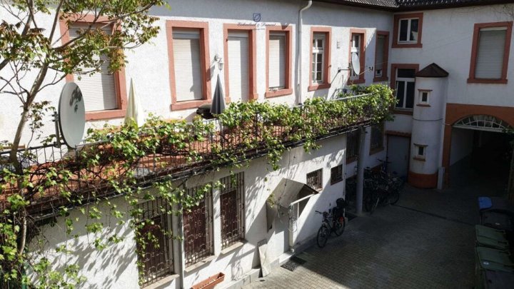 Vermietetes Wohn- und Geschäftshaus mit 12 Einheiten,  Top-Rendite in guter Lage