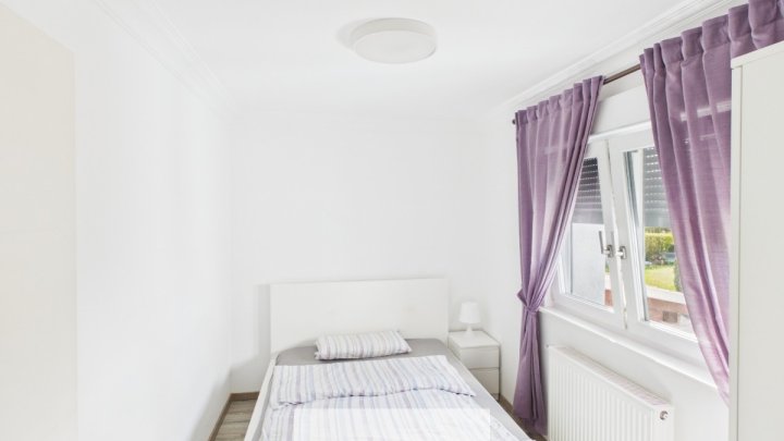 Kapitalanlage mit derzeit ca. 41.000,00 € Mieteinnahmen. Mit Steigerungspotenzial und Bauplatz.