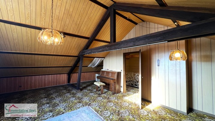 GRENZNÄHE: 4 GROßE GARAGEN / 276 M² WOHNHAUS / SOFORT VERFÜGBAR!