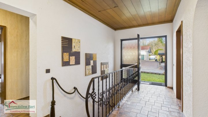 AUF INS FAMILIENGLÜCK!

GROßER, VOLL UNTERKELLERTER BUNGALOW IN TOP-LAGE!