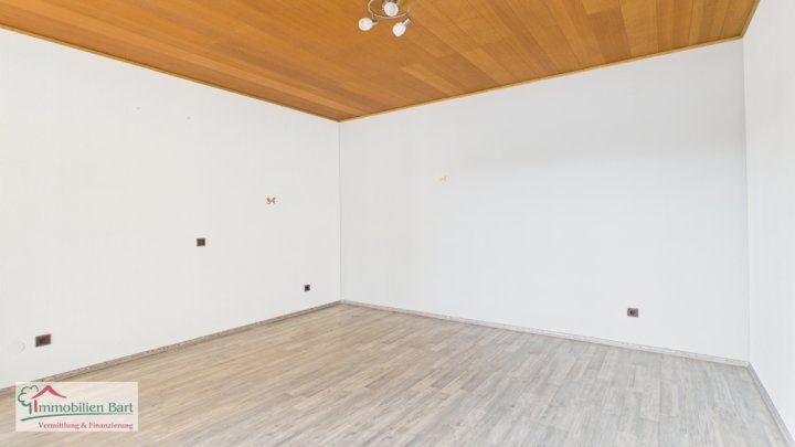 AUF INS FAMILIENGLÜCK!

GROßER, VOLL UNTERKELLERTER BUNGALOW IN TOP-LAGE!