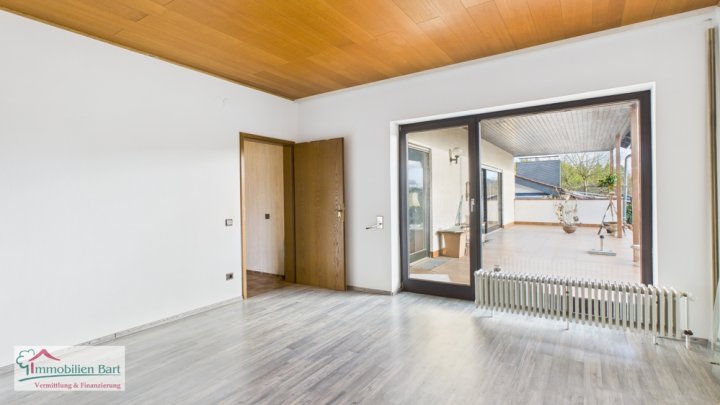 AUF INS FAMILIENGLÜCK!

GROßER, VOLL UNTERKELLERTER BUNGALOW IN TOP-LAGE!