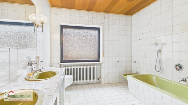 AUF INS FAMILIENGLÜCK!

GROßER, VOLL UNTERKELLERTER BUNGALOW IN TOP-LAGE!