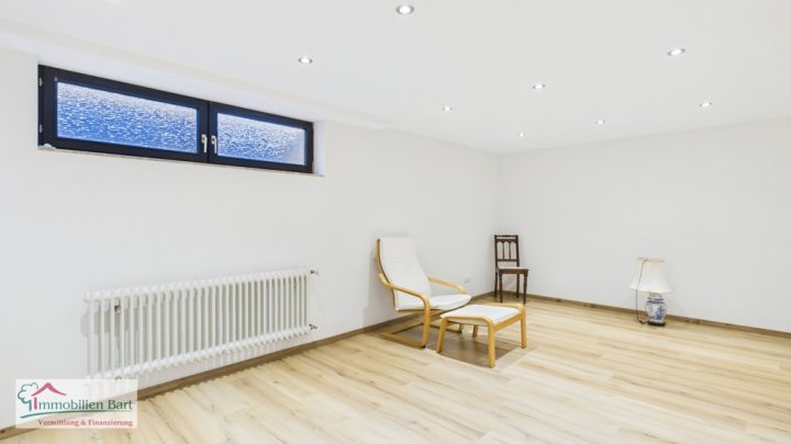 AUF INS FAMILIENGLÜCK!

GROßER, VOLL UNTERKELLERTER BUNGALOW IN TOP-LAGE!