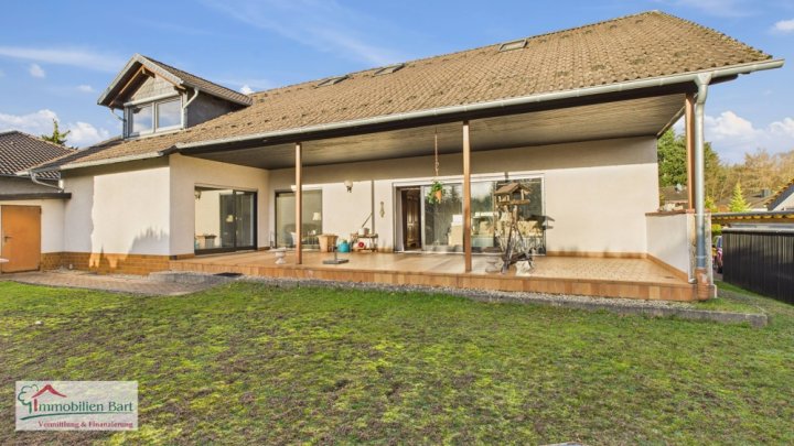 AUF INS FAMILIENGLÜCK!

GROßER, VOLL UNTERKELLERTER BUNGALOW IN TOP-LAGE!