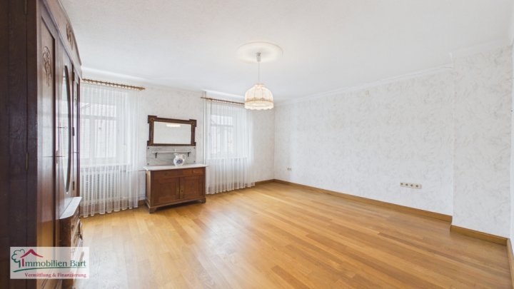 GRENZE L-SCHENGEN: BAUERNHAUS MIT GROßEN NEBENGEBÄUDEN IN PERL-BORG!