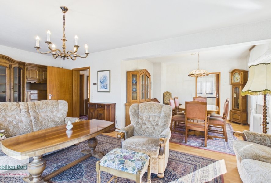 EG-Wohn- und Essbereich mit Zugang zum Balkon