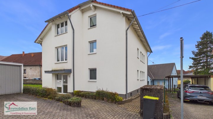 GRENZNÄHE: GEMÜTLICHE DACHGESCHOSSWOHNUNG MIT GARAGE IN ORSCHOLZ!