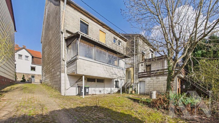 Großzügige Doppelhaushälfte mit ca. 311 m² Wohnfläche und vielseitigem Entwicklungspotenzial