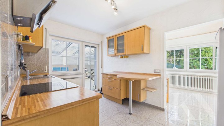 Großzügiges Wohnen in Merzig – Einfamilienhaus mit Garten, Balkon & Wintergarten