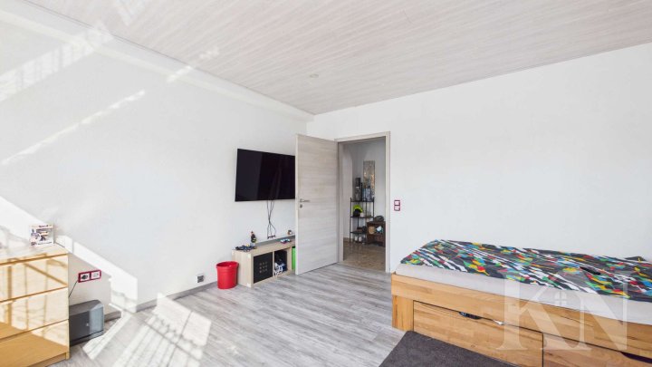 Großzügiges Wohnen in Merzig – Einfamilienhaus mit Garten, Balkon & Wintergarten