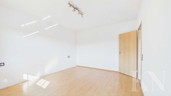 Großzügiges Wohnen in Merzig – Einfamilienhaus mit Garten, Balkon & Wintergarten